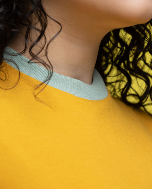 Short-sleeved cotton tee in Portuguese yellow with mint green