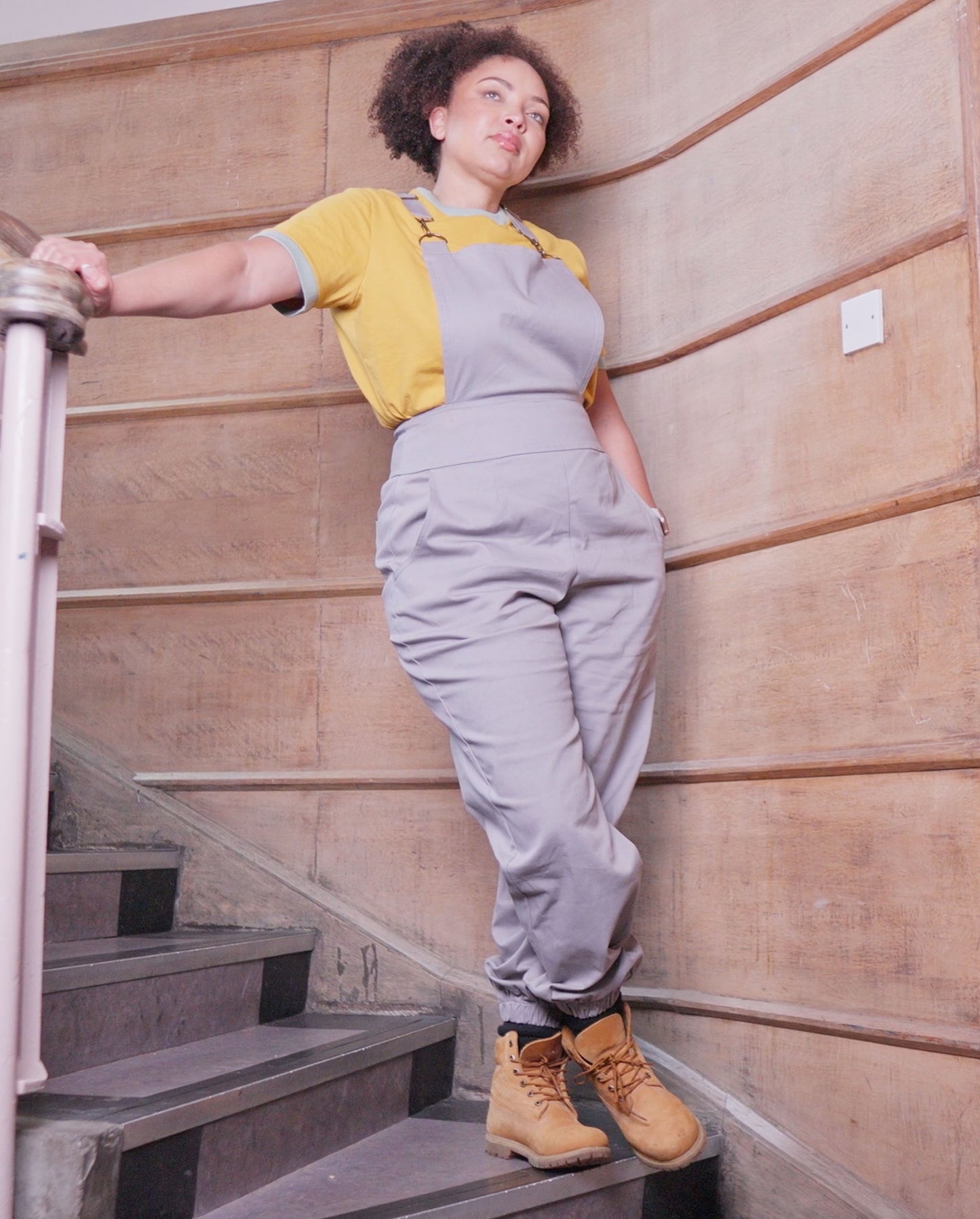 Short-sleeved cotton tee in Portuguese yellow with mint green
